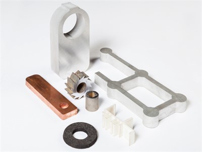 Wasserstrahlschneiden f&uuml;r Buntmetall- und Kunststoff-Platten bis 80 mm Dicke